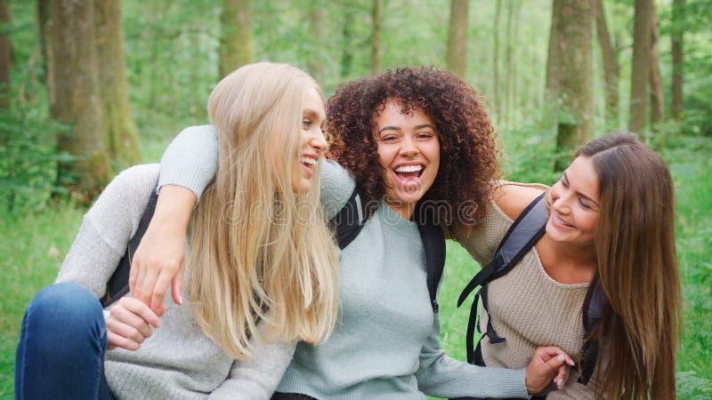 Retrato De Un Grupo Multicultural Sonriente De Amigas Caminando Por Los Bosques En El Distrito De Los Lagos Del Reino Unido fotos de archivo libres de regalías