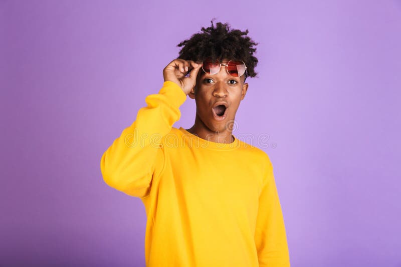 Retrato de un hombre afroamericano joven feliz fotografía de archivo Retrato de un hombre afroamericano joven feliz fotografía de archivo