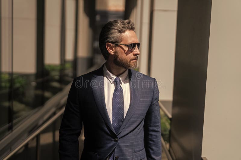 Retrato de un hombre apuesto CEO. Una visión del futuro exitosa. Nuevas oportunidades. Empresario en el edificio de oficinas. Exit imágenes de archivo libres de regalías