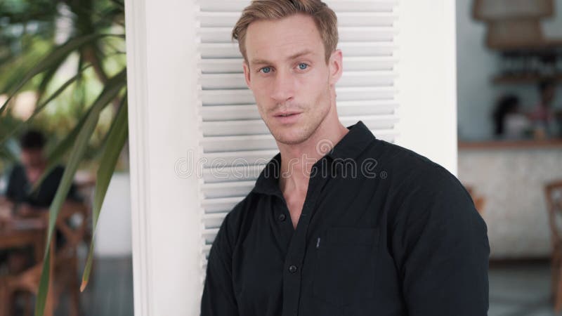 Retrato De Medio Cuerpo De Hombre Rubio Joven Guapo Sonriente Vistiendo  Traje Clásico Y Guantes Blancos De Pie Sosteniendo Un Encendedor Prendió  Fuego A Su Cigarro Cubano Mirándonos Fotos, retratos, imágenes y