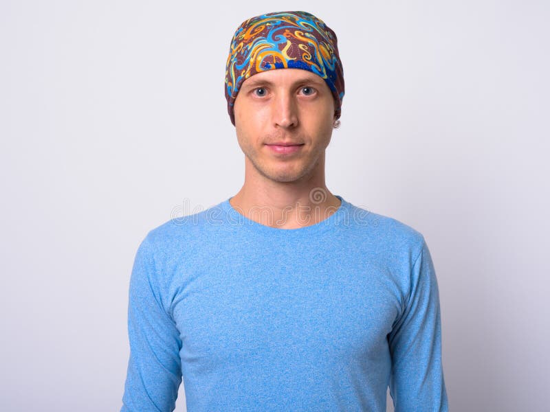 Retrato de un hombre con beanie sobre fondo blanco fotografía de archivo