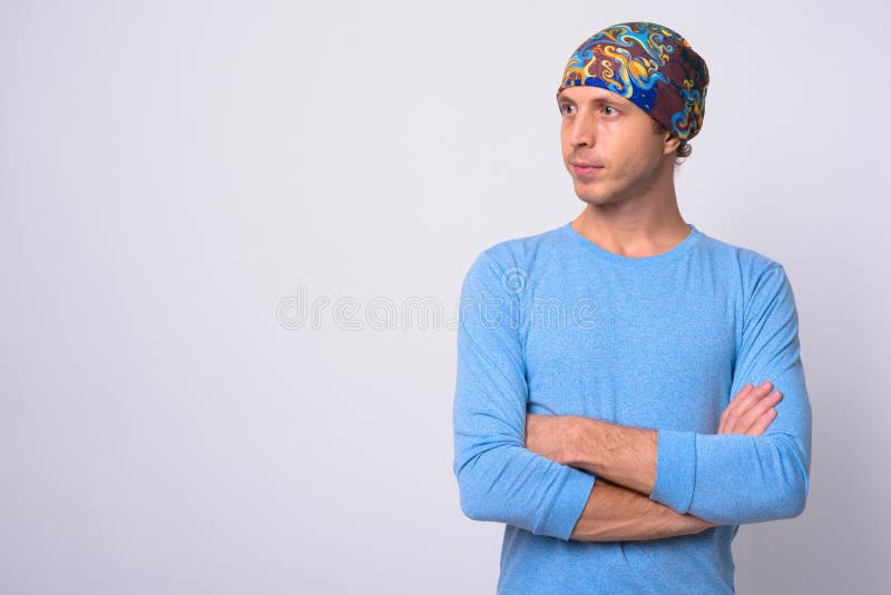 Retrato de un hombre con beanie sobre fondo blanco fotografía de archivo