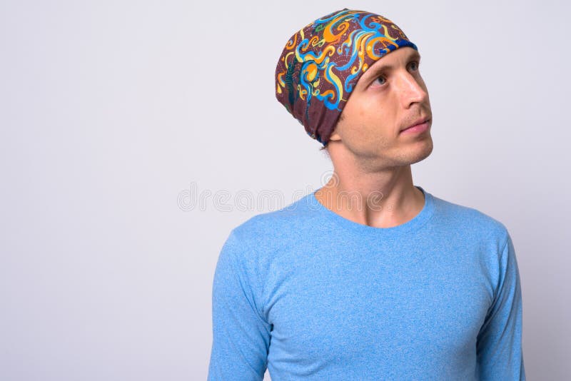 Retrato de un hombre con beanie sobre fondo blanco imagen de archivo libre de regalías