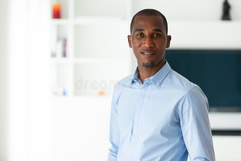 Retrato de un hombre de negocios afroamericano joven - personas negras foto de archivo