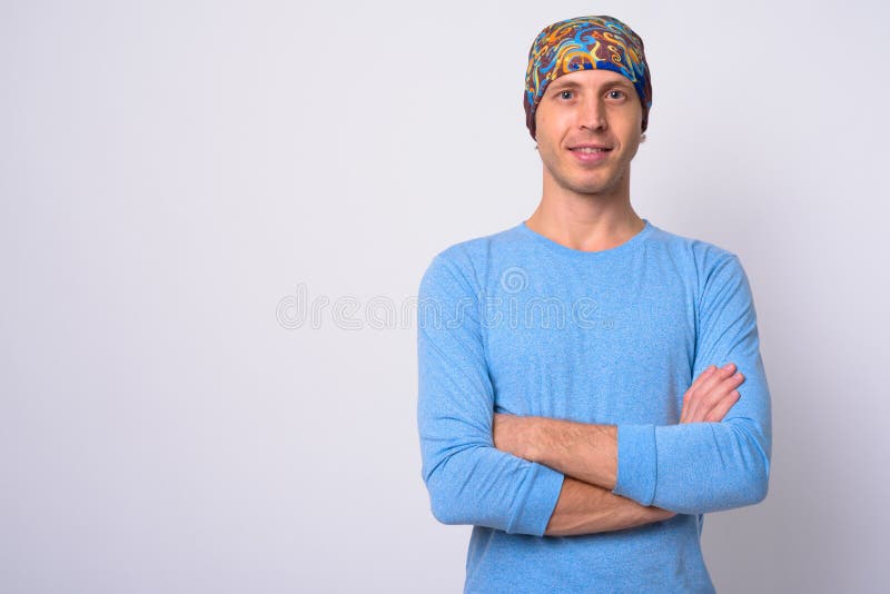 Retrato de un hombre feliz con beanie sobre fondo blanco fotos de archivo