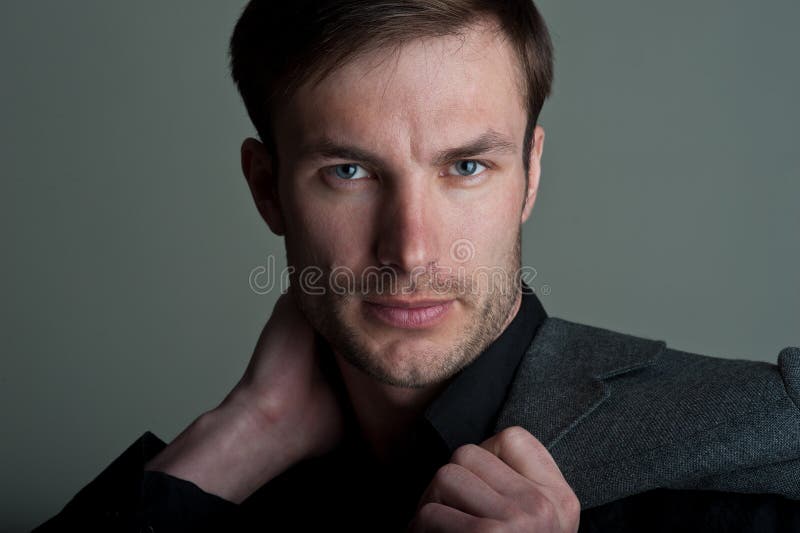 Retrato de un hombre de negocios respetable atractivo en el estudio fotos de archivo Retrato de un hombre de negocios respetable atractivo en el estudio fotos de archivo