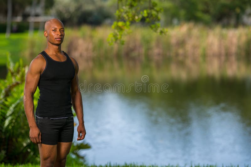 Retrato de un hombre que presenta por el lago fotografía de archivo libre de regalías
