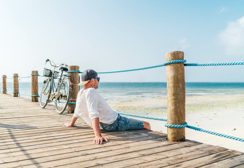 Retrato De Un Hombre Relajante Vestido Con Ropa Ligera De Verano Y Gafas De Sol Sentado Y Disfrutando Del Tiempo Y De Las Vistas D Imagen de - Imagen de hermoso,