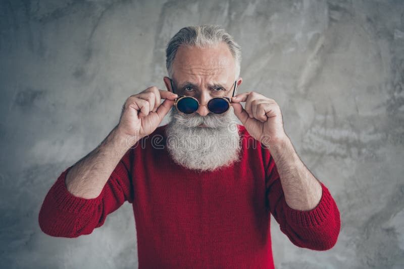 Retrato de un hombre viejo serio y brutal tocar sus especificaciones de moda se siente negativo usar suéter rojo elegante aislado imagenes de archivo Retrato de un hombre viejo serio y brutal tocar sus especificaciones de moda se siente negativo usar suéter rojo elegante aislado imagenes de archivo