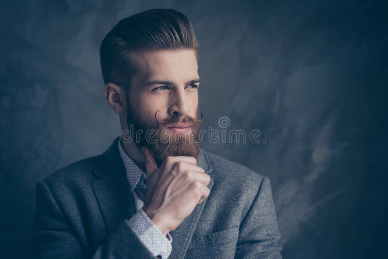 Retrato de un joven apuesto y elegante con barba de bigote y bonito peinado mantener la calma y pensar mientras se mantiene en bar