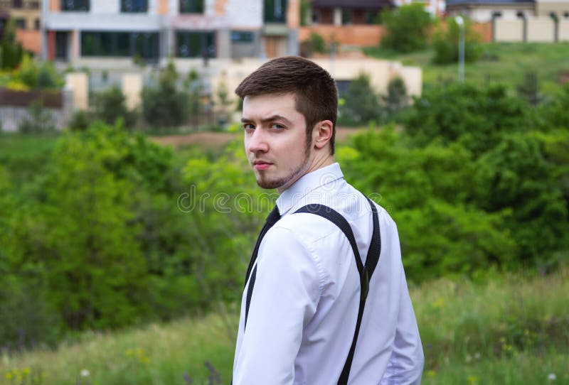 Brunet Hombre En Guantes Blancos, Camisa De Las Lentes Que Miran A La  Cámara. Hermoso Horizontal Fotos, retratos, imágenes y fotografía de  archivo libres de derecho. Image 49307889