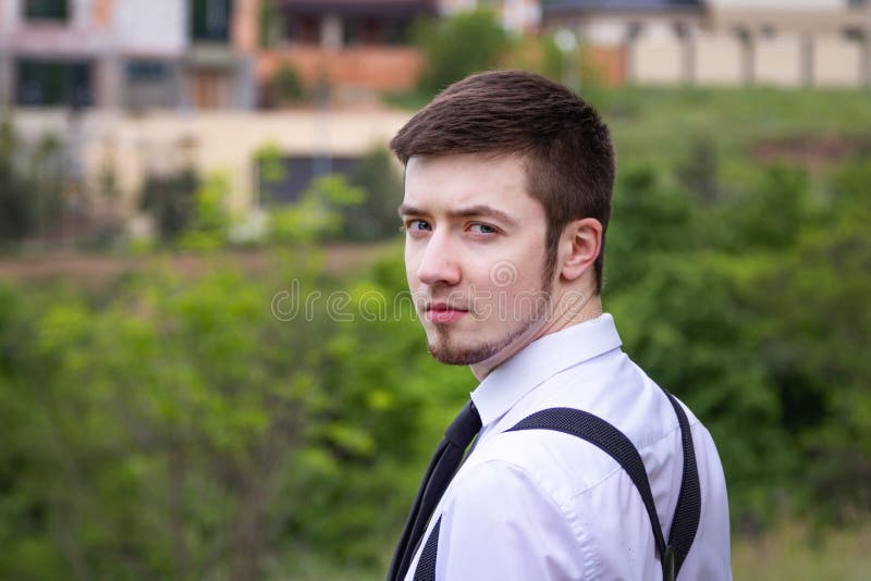 Brunet Hombre En Guantes Blancos, Camisa De Las Lentes Que Miran A La  Cámara. Hermoso Horizontal Fotos, retratos, imágenes y fotografía de  archivo libres de derecho. Image 49307889