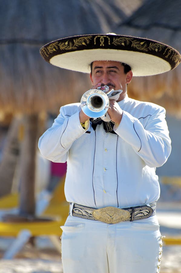 Retrato de un jugador del Mariachi que realiza con una trompeta de plata para una audiencia de la playa imagenes de archivo Retrato de un jugador del Mariachi que realiza con una trompeta de plata para una audiencia de la playa imagenes de archivo