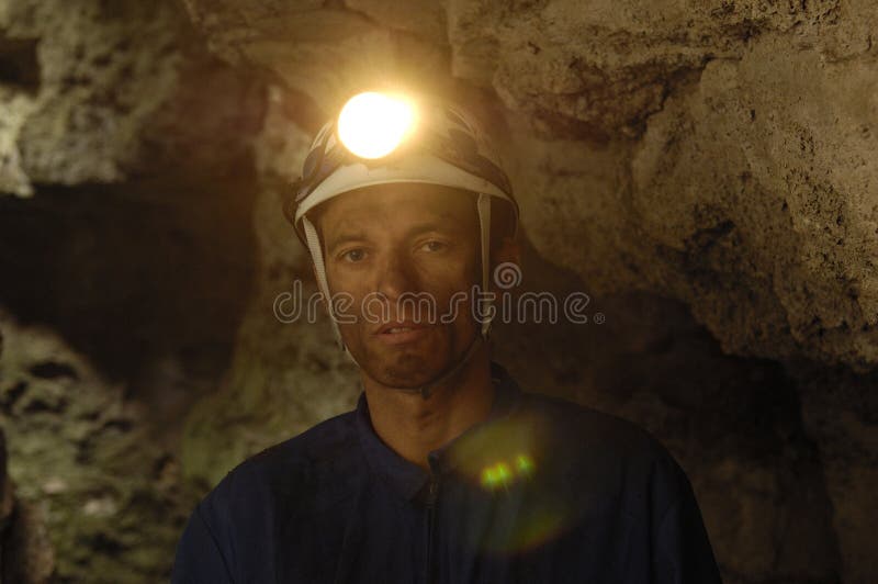 Retrato de un minero dentro de una mina imagen de archivo Retrato de un minero dentro de una mina imagen de archivo