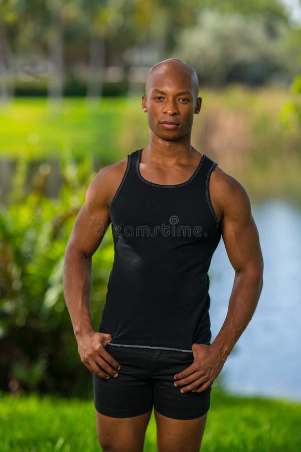 Retrato de un modelo calvo de la aptitud que presenta en una camiseta de las camisetas sin mangas imagen de archivo libre de regalías