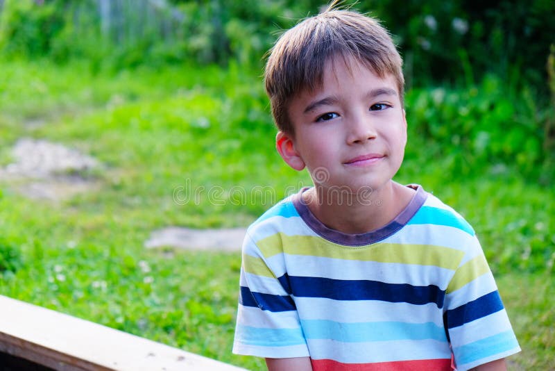 Retrato de un muchacho de siete años fotografía de archivo Retrato de un muchacho de siete años fotografía de archivo