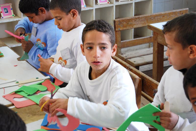 Retrato de un muchacho en clase en Egipto