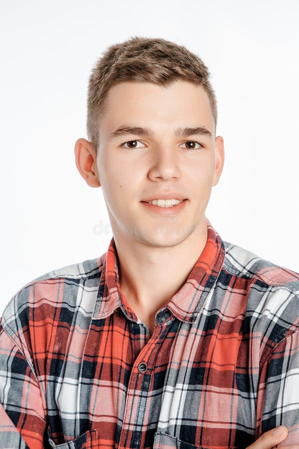 Retrato De Un Muchacho En Un Estudio De La Foto Hombre Joven Que Presenta En Un Fondo Blanco