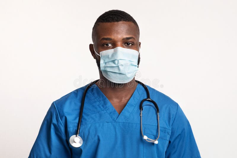 Retrato de un médico negro de confianza con máscara facial sobre blanco
