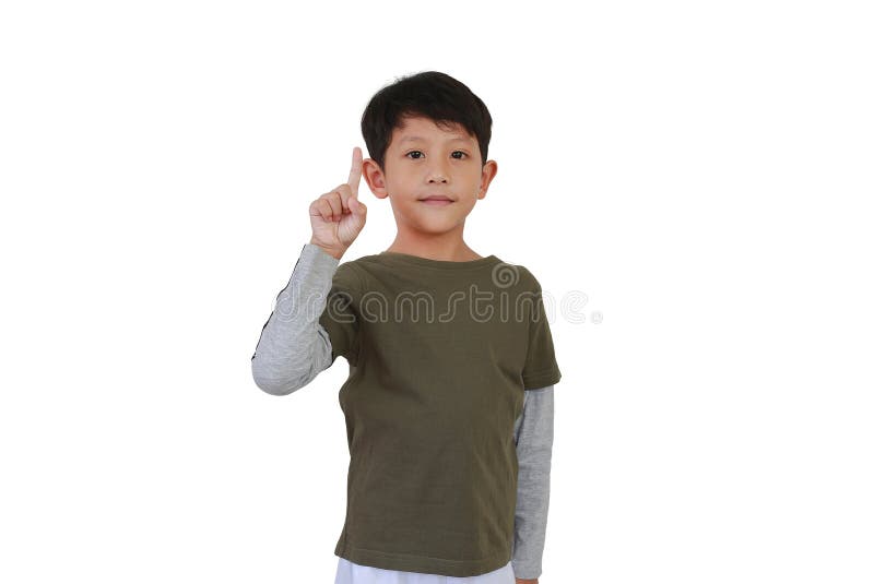 Retrato de un niño asiático que muestra un dedo índice de índice con una cámara que mira aislada en fondo blanco fotos de archivo