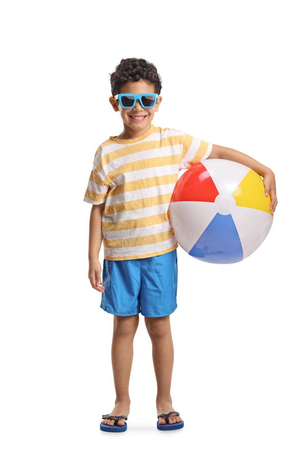 Retrato de un niño con una pelota de playa fotos de archivo