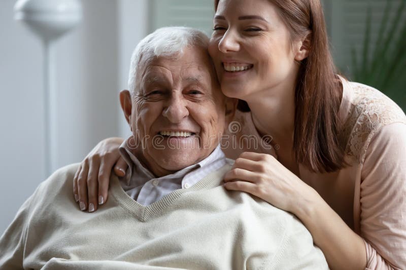 Retrato de un padre mayor amoroso y de una hija adulta abrazando foto de archivo libre de regalías