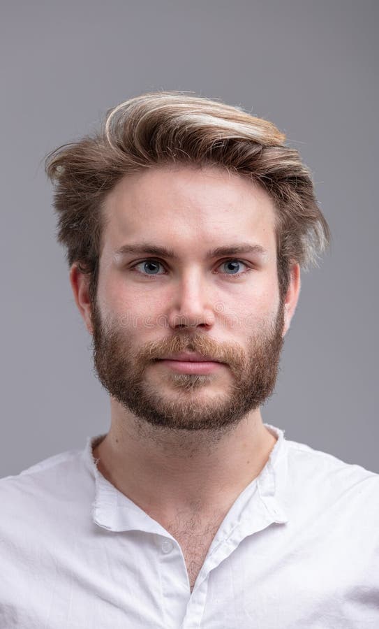 Retrato de un pensamiento barbudo joven hermoso del hombre foto de archivo Retrato de un pensamiento barbudo joven hermoso del hombre foto de archivo