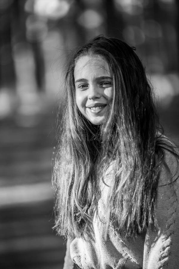 Retrato De Una Linda Adolescente En El Parque Foto En Blanco Y Negro 