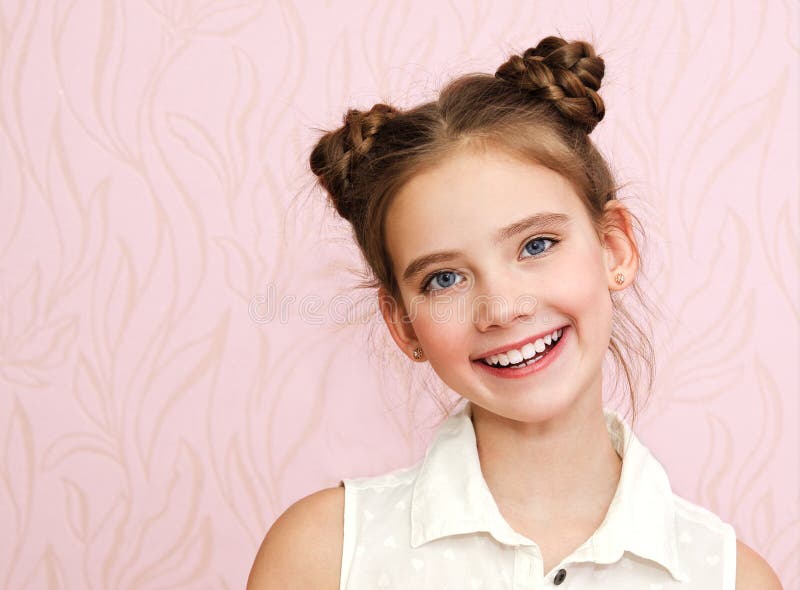 Retrato de una adorable niña pequeña sonriente, antes de estar aislada fotos de archivo