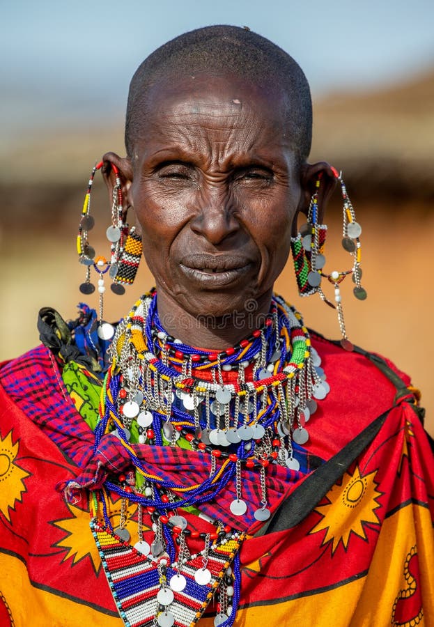 Retrato De Una Anciana Masai Vestida Con Ropa Tradicional. Foto editorial - standing, parque: 186388936
