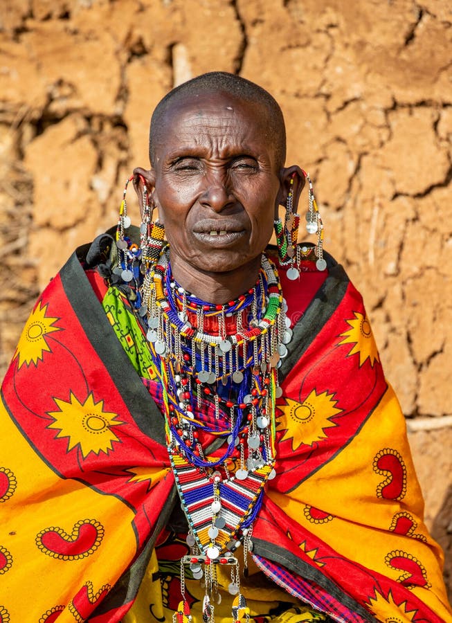 Retrato De Una Anciana Tribu Masai Con Ropa Tradicional. Imagen de archivo editorial - Imagen de naturalizado: