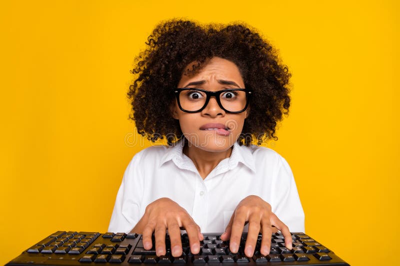 Retrato de una atractiva frustrada asustada y desesperada chica con cabello ondulado escribiendo texto mordaz idea aislada sobre a fotos de archivo libres de regalías