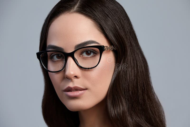 Retrato De Una Bella Morena Con Gafas Atractiva En Gafas Elegantes Con Un Gris Imagen - Imagen de adulto, anteojos: 226378101