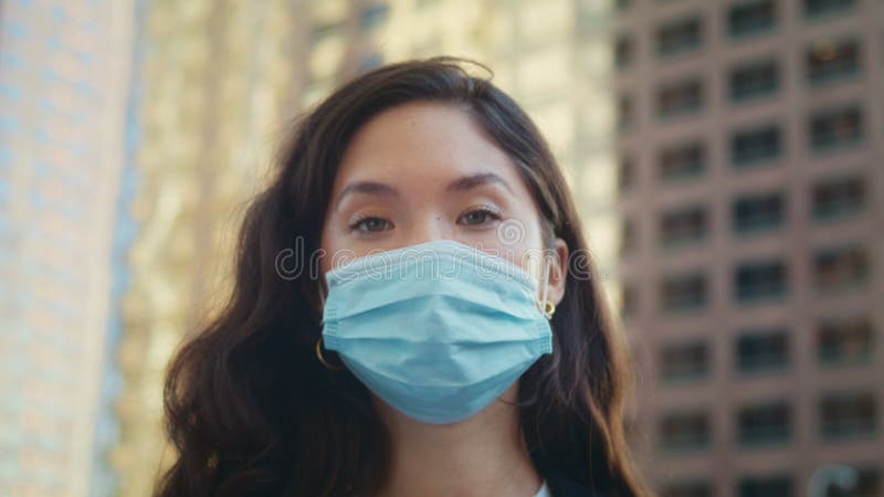 Retrato de una chica asiática con máscara facial. cuidado saludable de la mujer en el exterior de la seguridad.