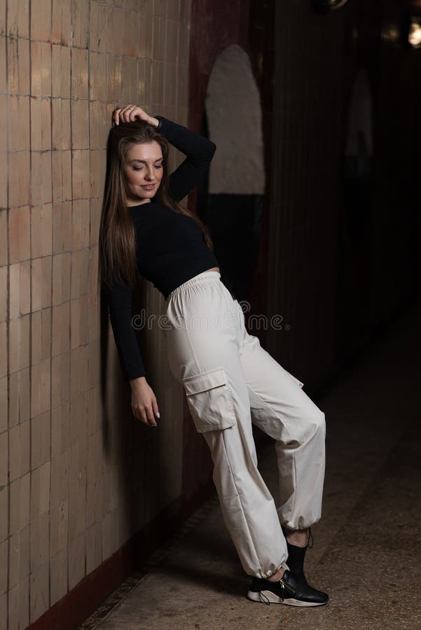 Retrato De Una Chica Con Ropa Deportiva En Un Oscuro Paso