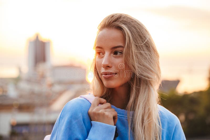 Retrato de una chica joven bonita con la situación de la mochila imagen de archivo Retrato de una chica joven bonita con la situación de la mochila imagen de archivo