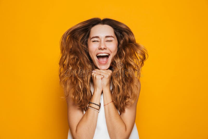 Retrato de una chica joven emocionada que grita fotos de archivo libres de regalías