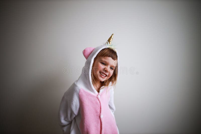 Retrato De Una Chica Vestida Con Unicornio Imagen de archivo Imagen de lindo, traje: 176687885