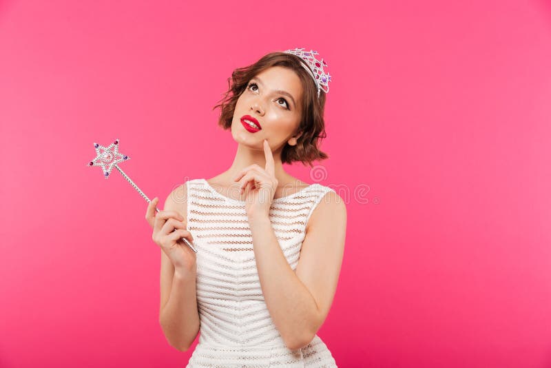 Retrato de una corona que lleva de la muchacha pensativa fotos de archivo libres de regalías Retrato de una corona que lleva de la muchacha pensativa fotos de archivo libres de regalías