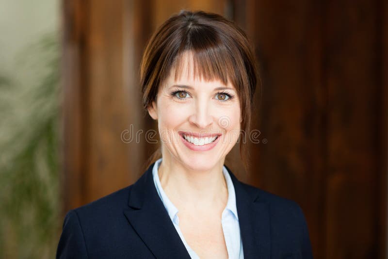 Retrato de una empresaria hermosa que sonríe en la cámara fotografía de archivo libre de regalías Retrato de una empresaria hermosa que sonríe en la cámara fotografía de archivo libre de regalías