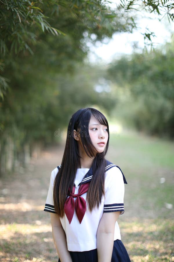 Predecir motivo envase Retrato De Una Escuela Japonesa Con Traje De Colegiala Mirando En Un Bosque  De Bambú Foto de archivo - Imagen de muchacha, lindo: 170804416