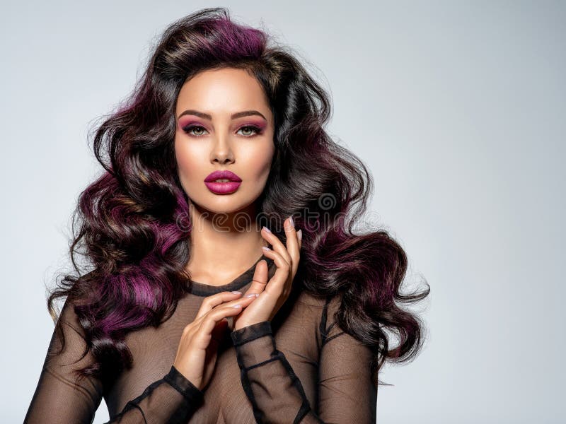 Retrato de una hermosa joven con un brillante maquillaje marrón Hermosa morena con un labio de cereza brillante en sus labios Muy imágenes de archivo libres de regalías