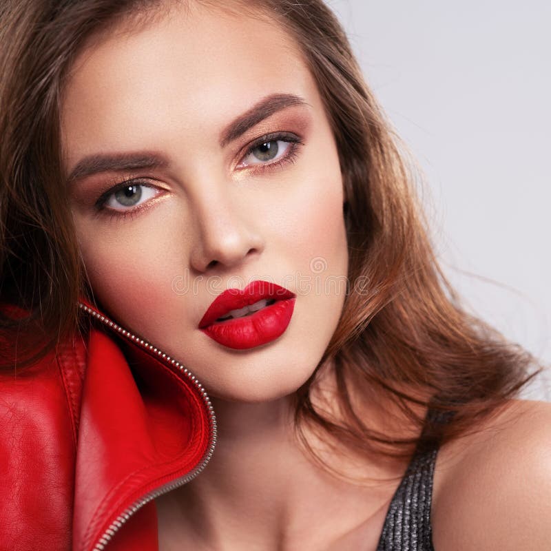 Retrato de una hermosa joven con un maquillaje brillante Hermosa morena con lápiz labial rojo brillante en los labios Chica bonit imagen de archivo libre de regalías