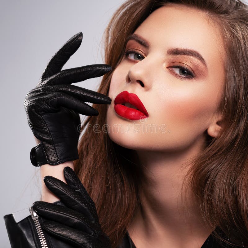 Retrato de una hermosa joven con un maquillaje brillante Hermosa morena con lápiz labial rojo brillante en los labios Chica bonit foto de archivo