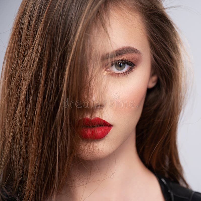 Retrato de una hermosa joven con un maquillaje brillante Hermosa morena con lápiz labial rojo brillante en los labios Chica bonit fotos de archivo