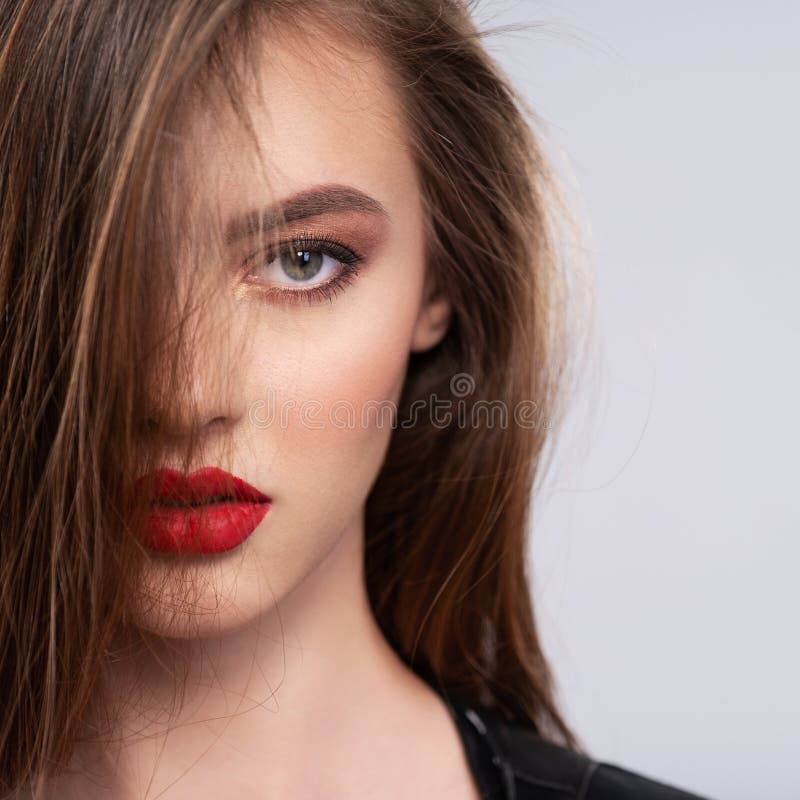 Retrato de una hermosa joven con un maquillaje brillante Hermosa morena con lápiz labial rojo brillante en los labios Chica bonit fotos de archivo