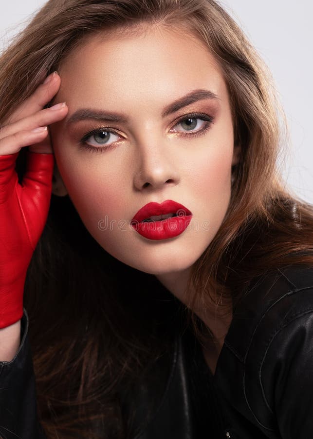 Retrato de una hermosa joven con un maquillaje brillante Hermosa morena con lápiz labial rojo brillante en los labios Chica bonit imagen de archivo libre de regalías