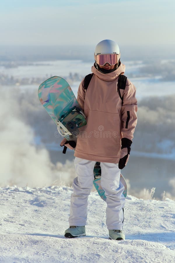 Retrato De Una Hermosa Mujer Traje De Esquí Y En La Montaña De Invierno. Foto de archivo - Imagen de adulto, manera: 237447504