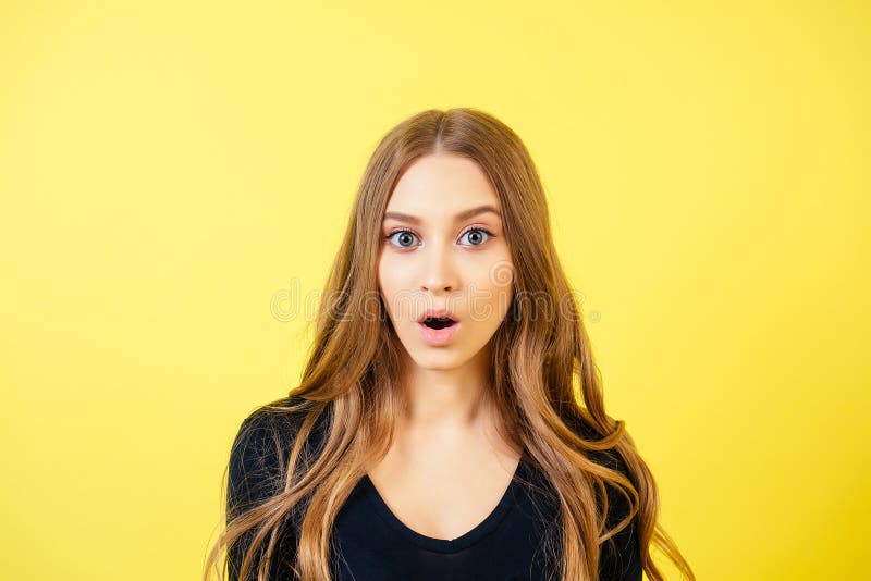 Retrato de una joven atractiva mujer con el pelo largo y boca de maquillaje abierto de sorpresa en el estudio en un estudio foto de archivo libre de regalías Retrato de una joven atractiva mujer con el pelo largo y boca de maquillaje abierto de sorpresa en el estudio en un estudio foto de archivo libre de regalías
