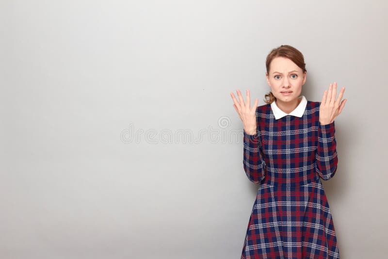Retrato de una joven decepcionada y disgustada levantando ambas manos